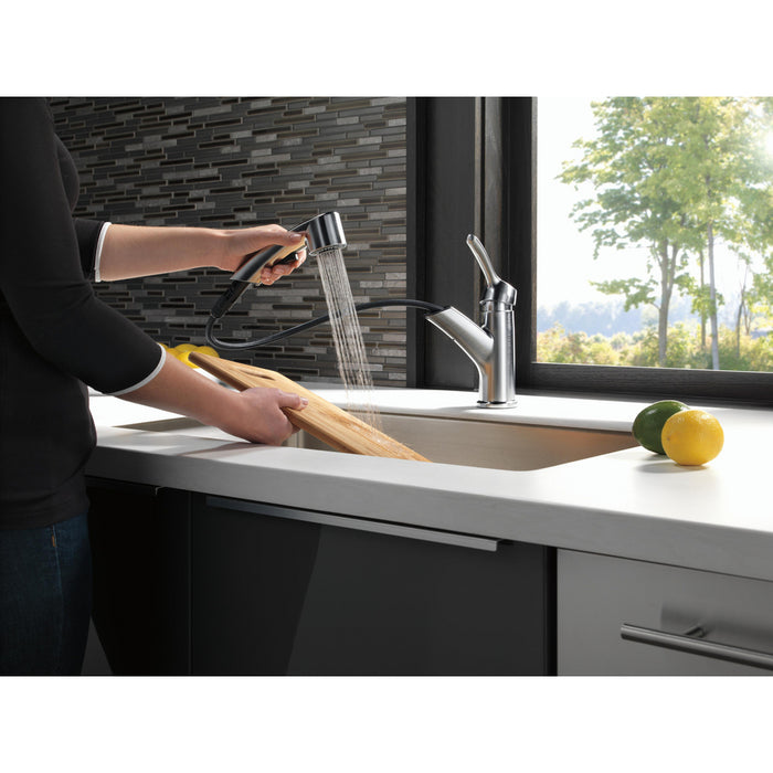 Delta Collins Single Handle Pull-Out Kitchen Faucet